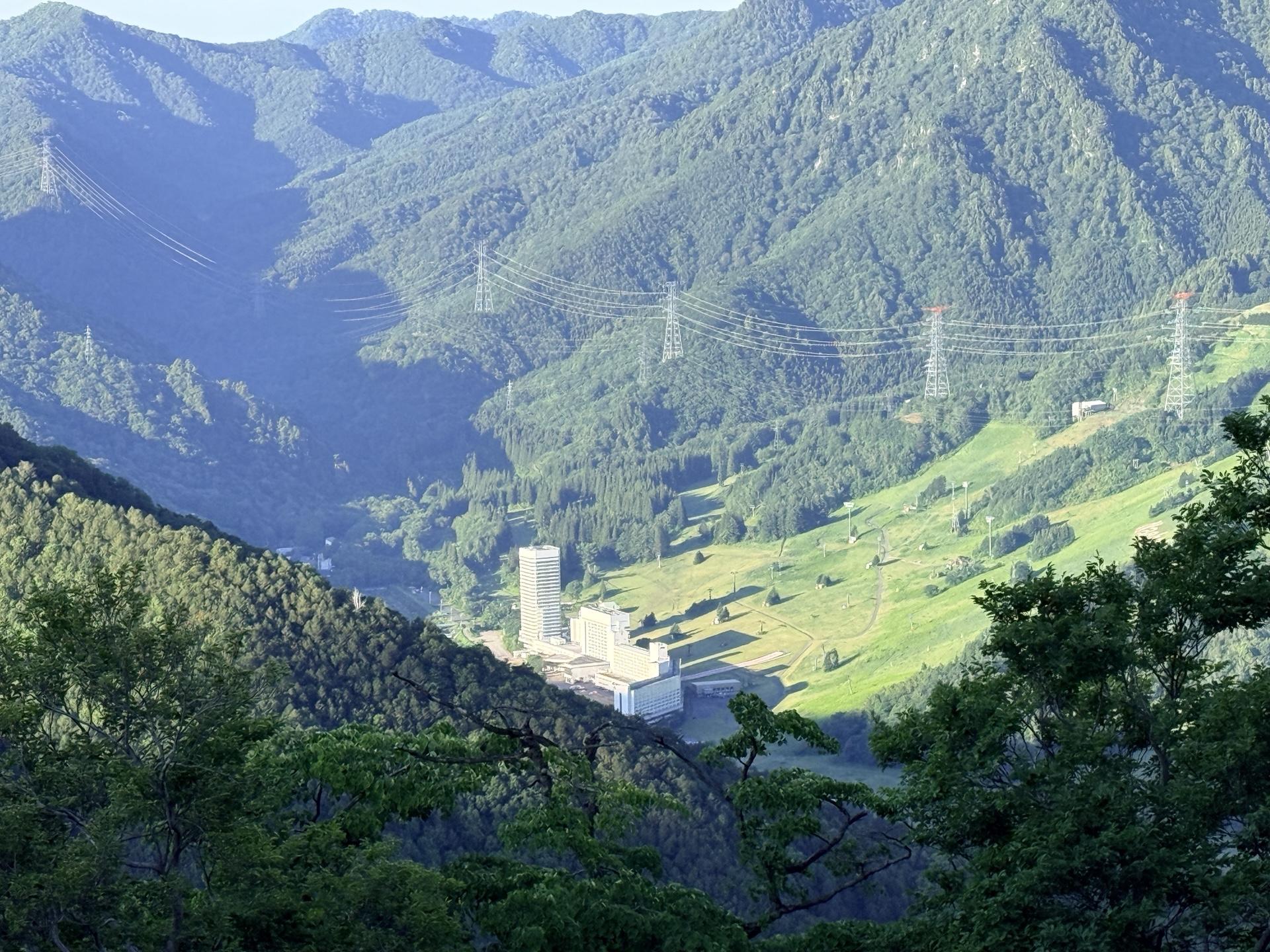 平標山 松手山ルートから見下ろす苗場プリンスホテルとゲレンデ