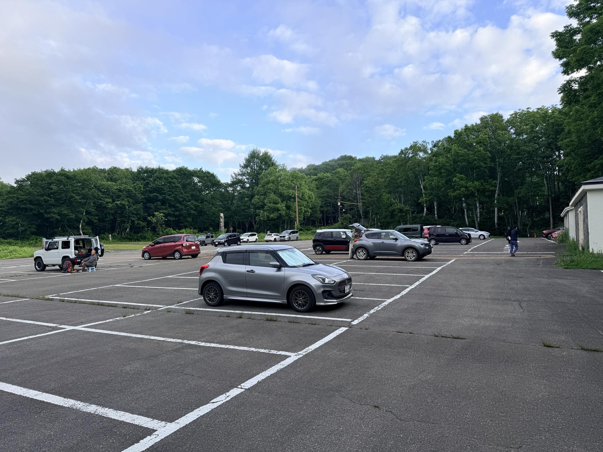 火打山 笹ヶ峰第二駐車場。約150台が停められる無料の駐車場で、トイレも完備。夜間は室内灯が自動で灯ります。