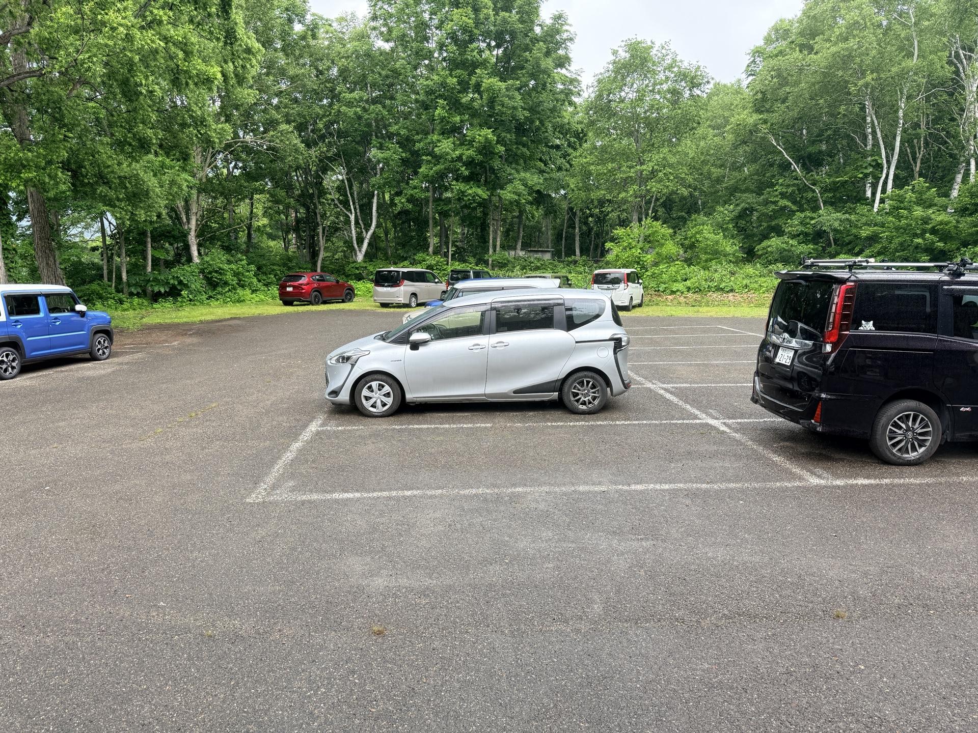 火打山 登山口の目の前にある第一駐車場(20〜30台)。トイレがないので、おすすめは第二駐車場です。