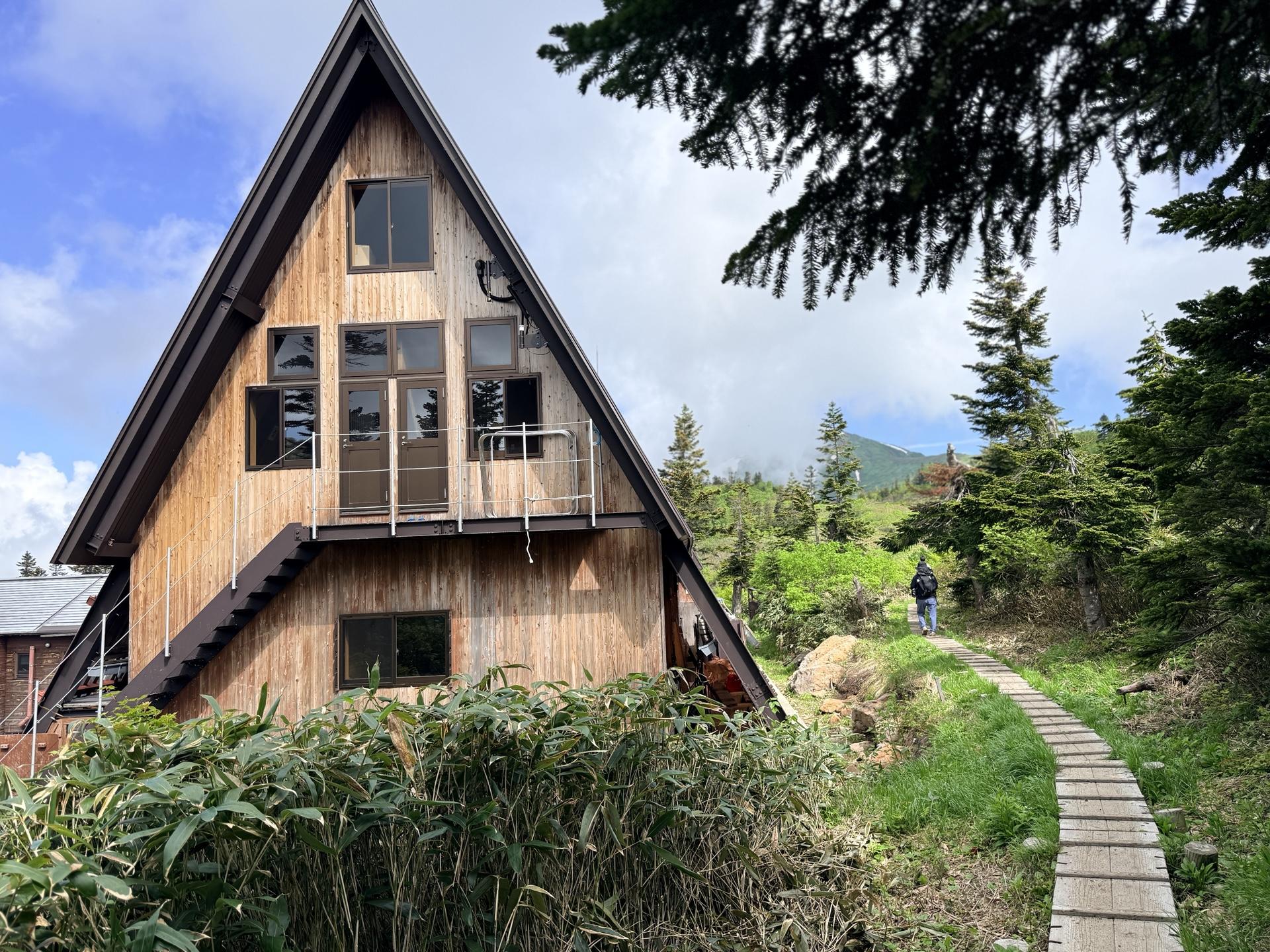 火打山 高谷池ヒュッテに到着。三角屋根が印象的な、火打山を代表する山小屋です。