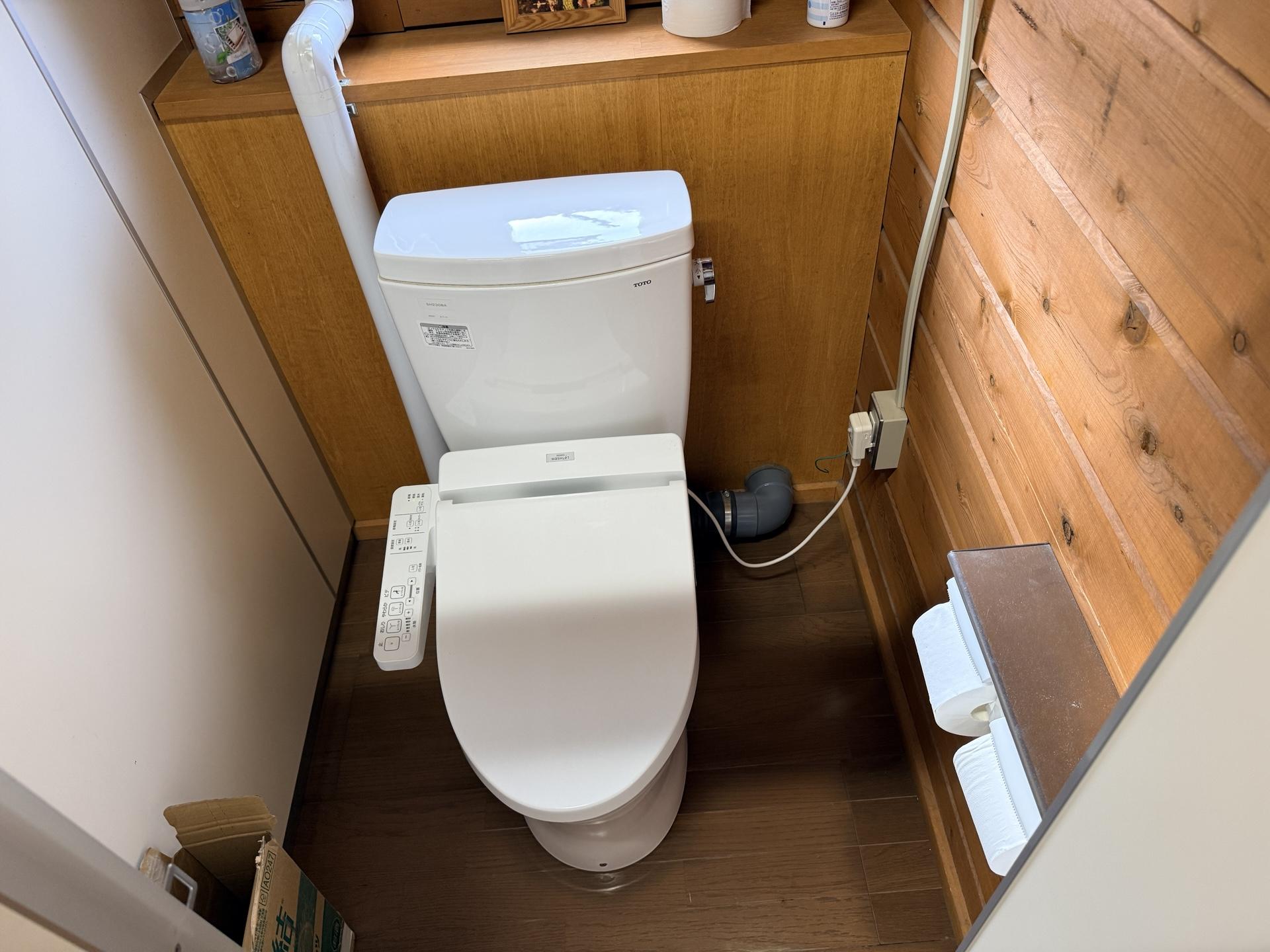 火打山 高谷池ヒュッテのトイレ(200円)。なんとウォシュレット付きという、山小屋とは思えない設備です。