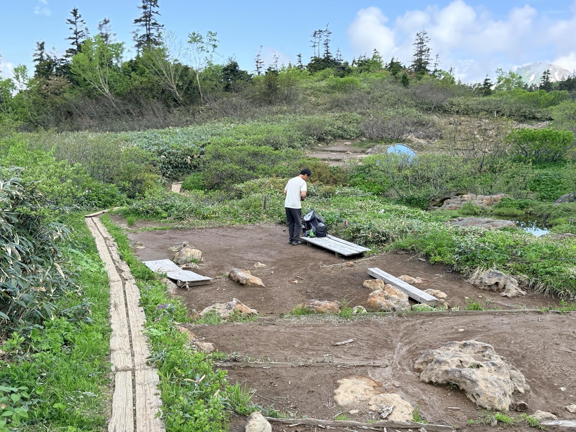 火打山 高谷池ヒュッテのテント場。比較的なだらかで、居心地が良さそうです。