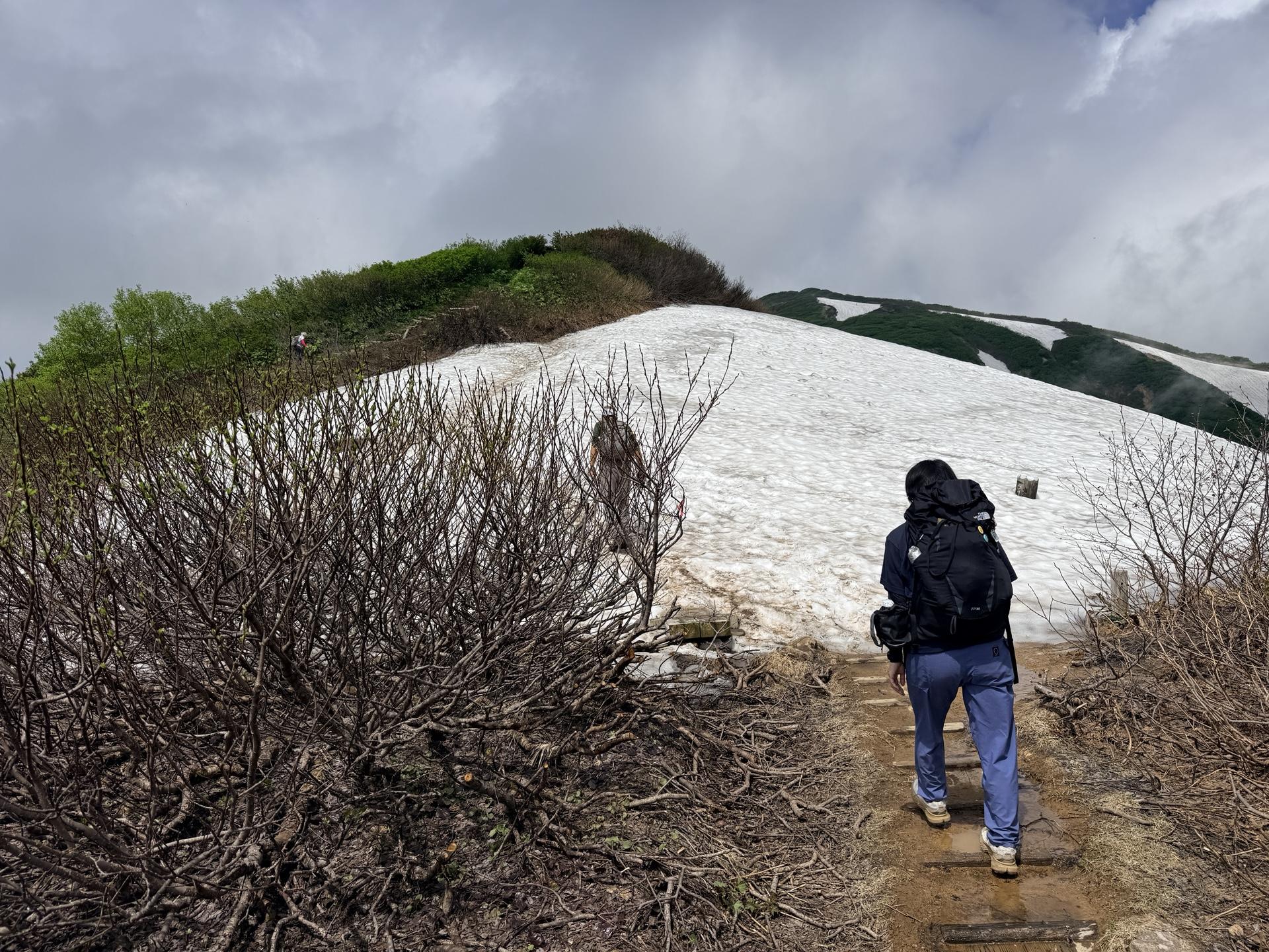 火打山 山頂手前に現れる雪渓。傾斜はそれほど急ではなく、慎重に歩けば問題ありません。