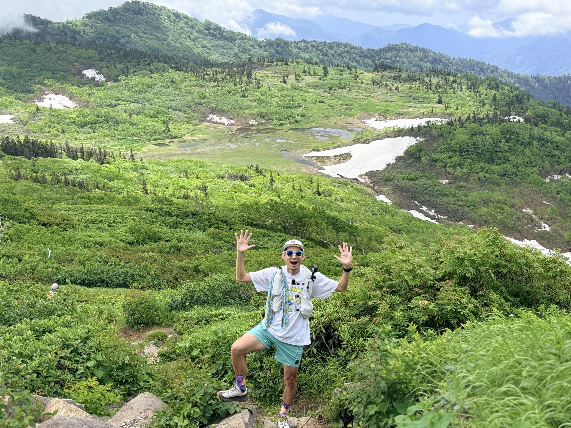 火打山 下山時、天狗の庭をバックにもう一枚。何度見ても美しい風景です。