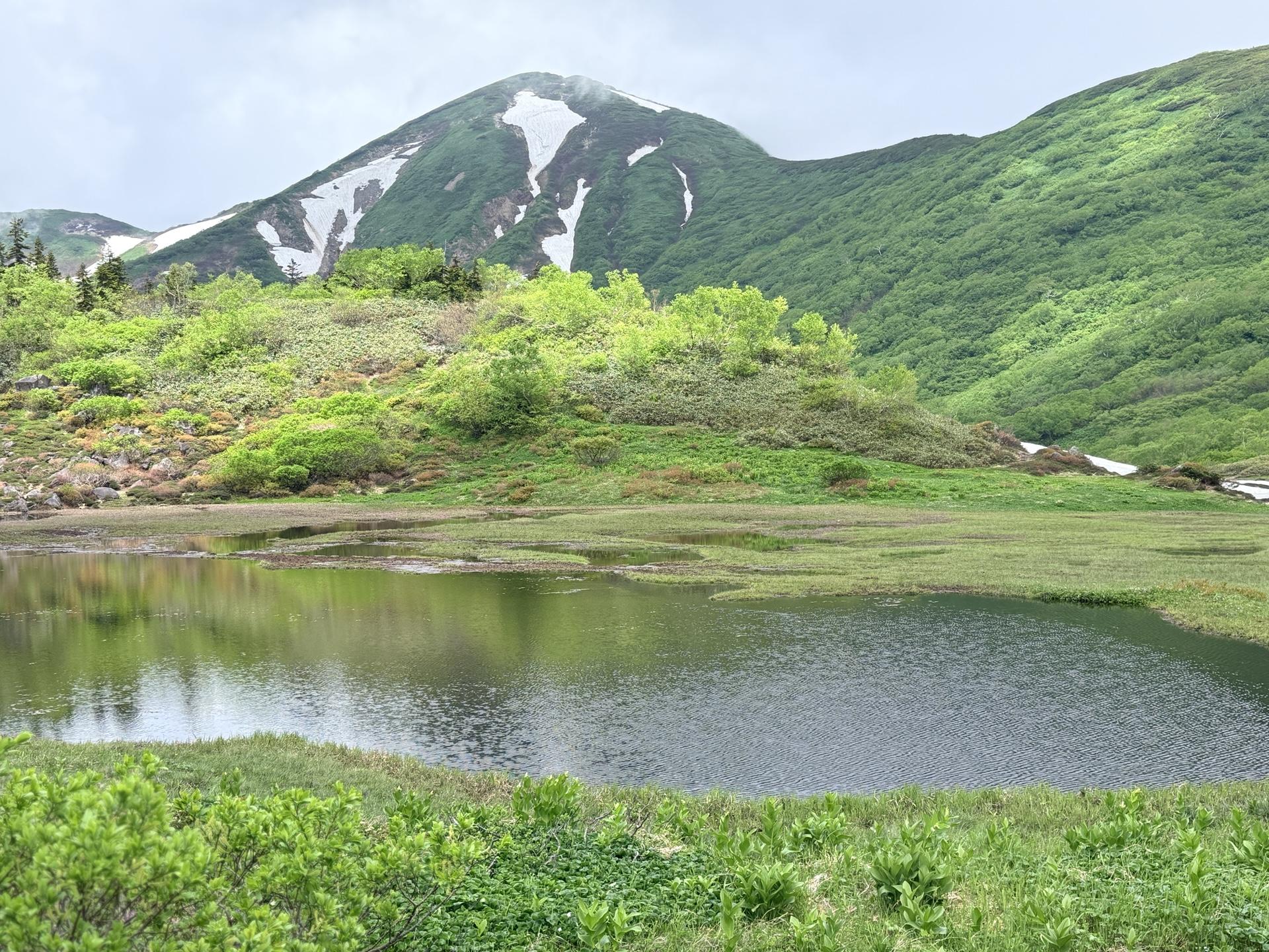 火打山 風が出て、池塘のリフレクションは「逆さ火打」ならず。それでも十分に美しい眺めです。