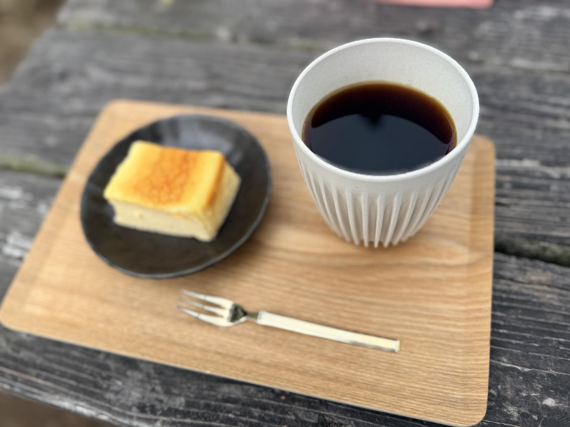 火打山 お楽しみのケーキセット。スフレケーキとブレンド珈琲で1,000円。下山前のごほうびタイムです。