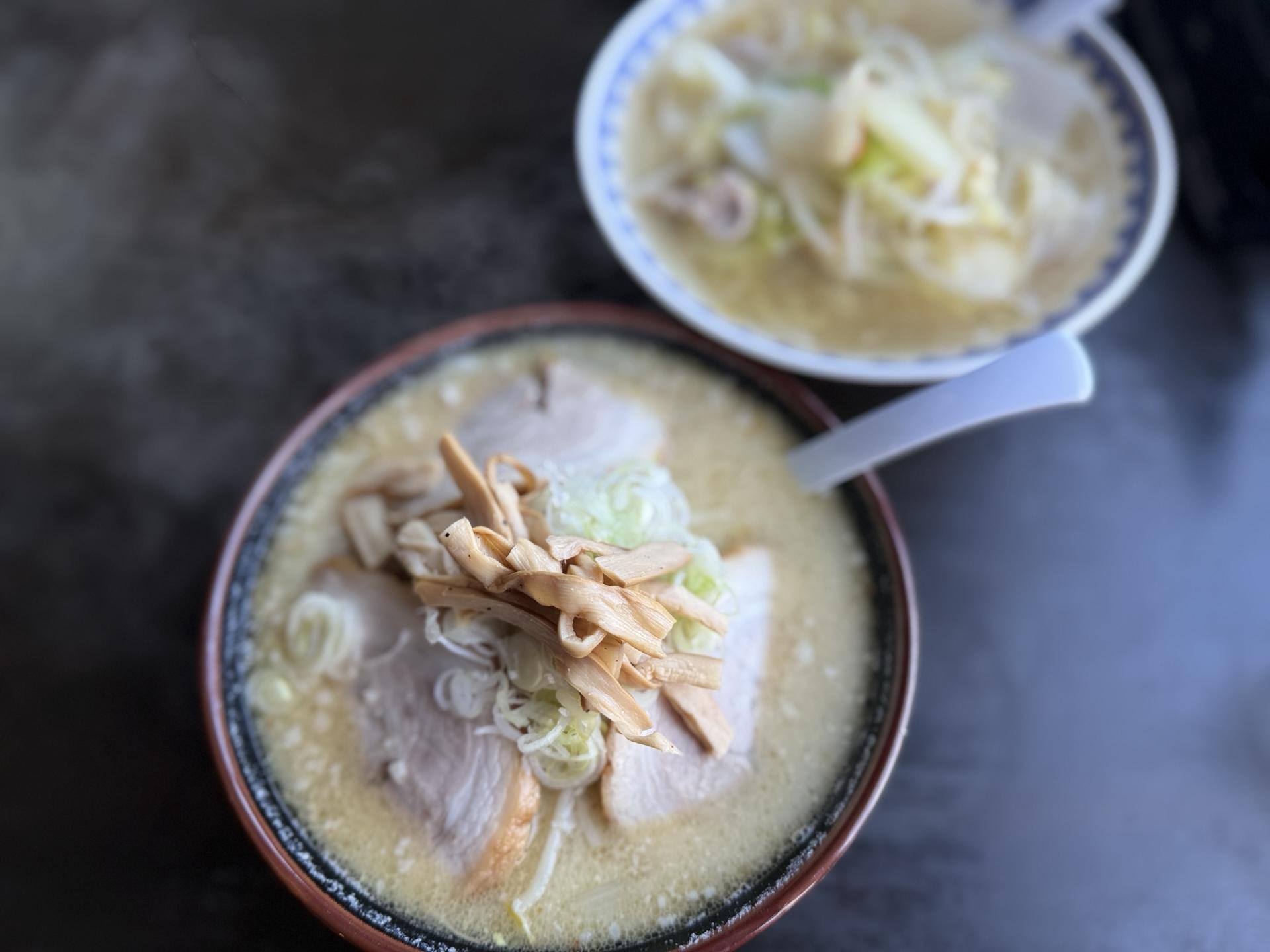 火打山 名物のチャーシュー味噌ラーメン(1,350円)と野菜ラーメン(1,100円)。