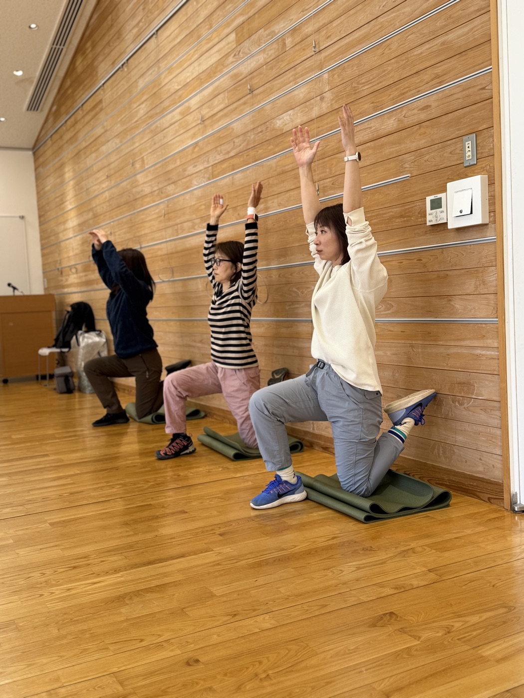膝立ちで股関節を伸ばし体幹を使うワークに取り組む受講者