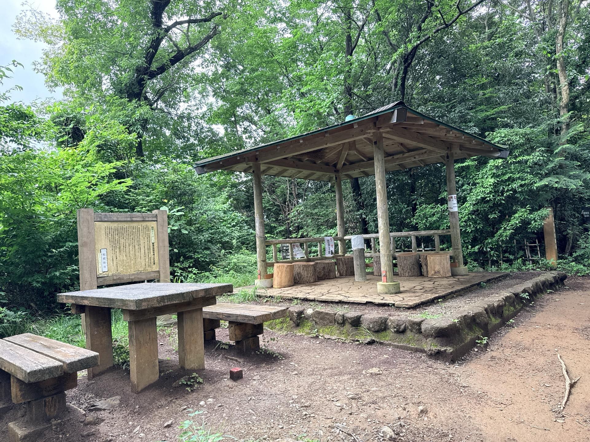 南高尾セブンサミッツ いくつも階段を登り切ると東屋がある