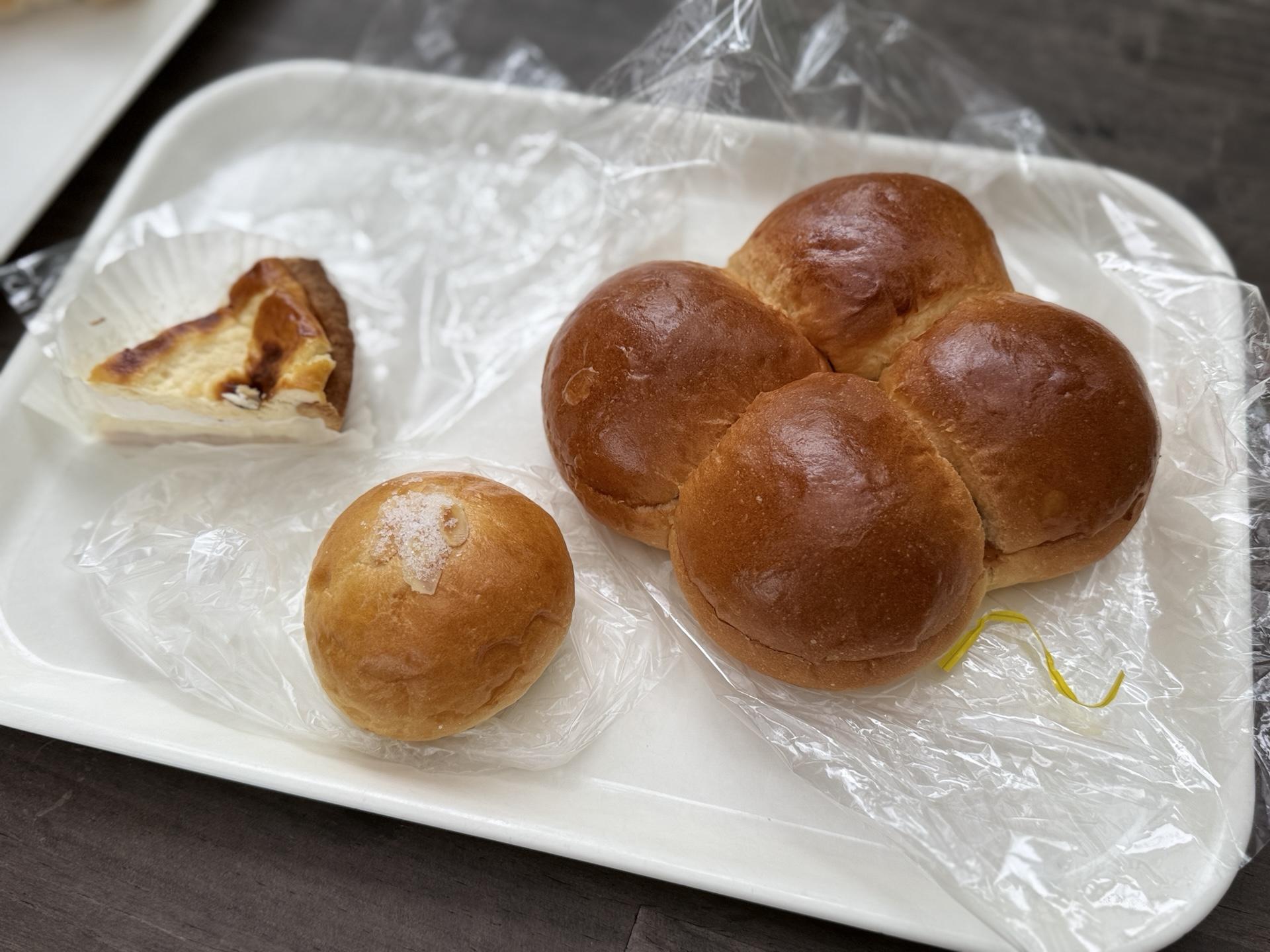 南高尾セブンサミッツ ↖️チーズケーキ400円 ↙️コーヒーあんぱん230円 ↗️おやつパン360円 