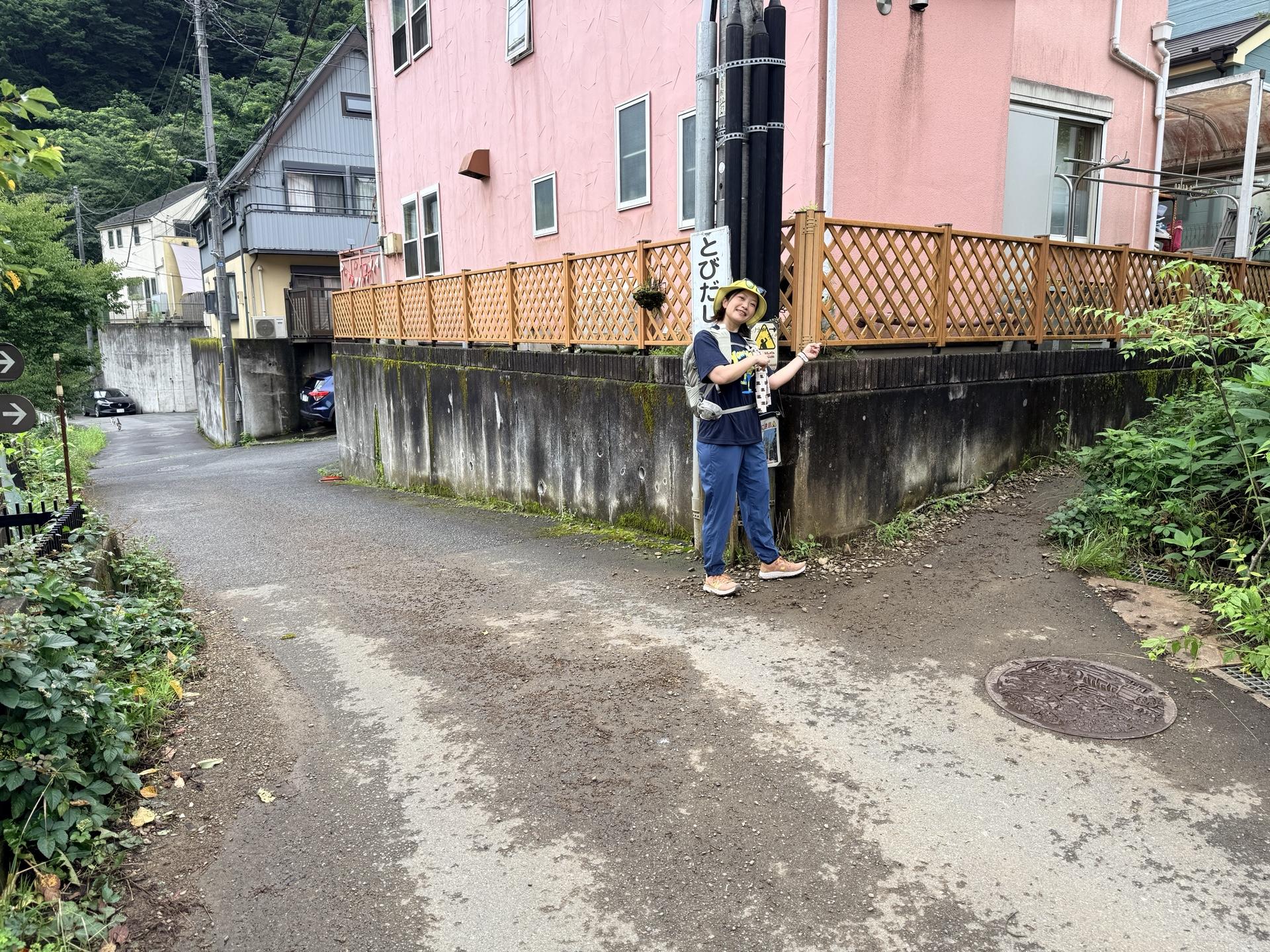 南高尾セブンサミッツ さて、登山口は住宅街のすぐ横から入山するよ 早朝や夜間、ここを通る際は熊鈴🛎️を