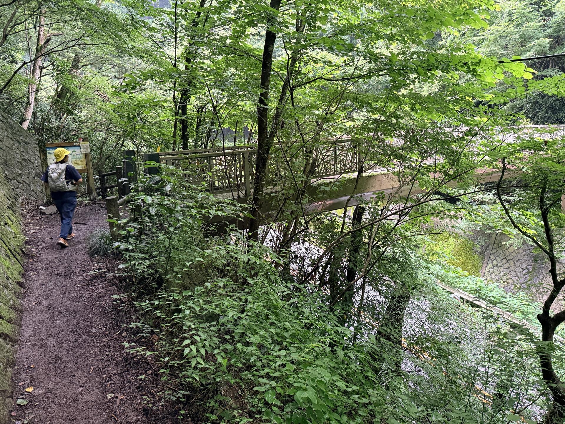 南高尾 陸橋までやってきました。下の道路は交通量