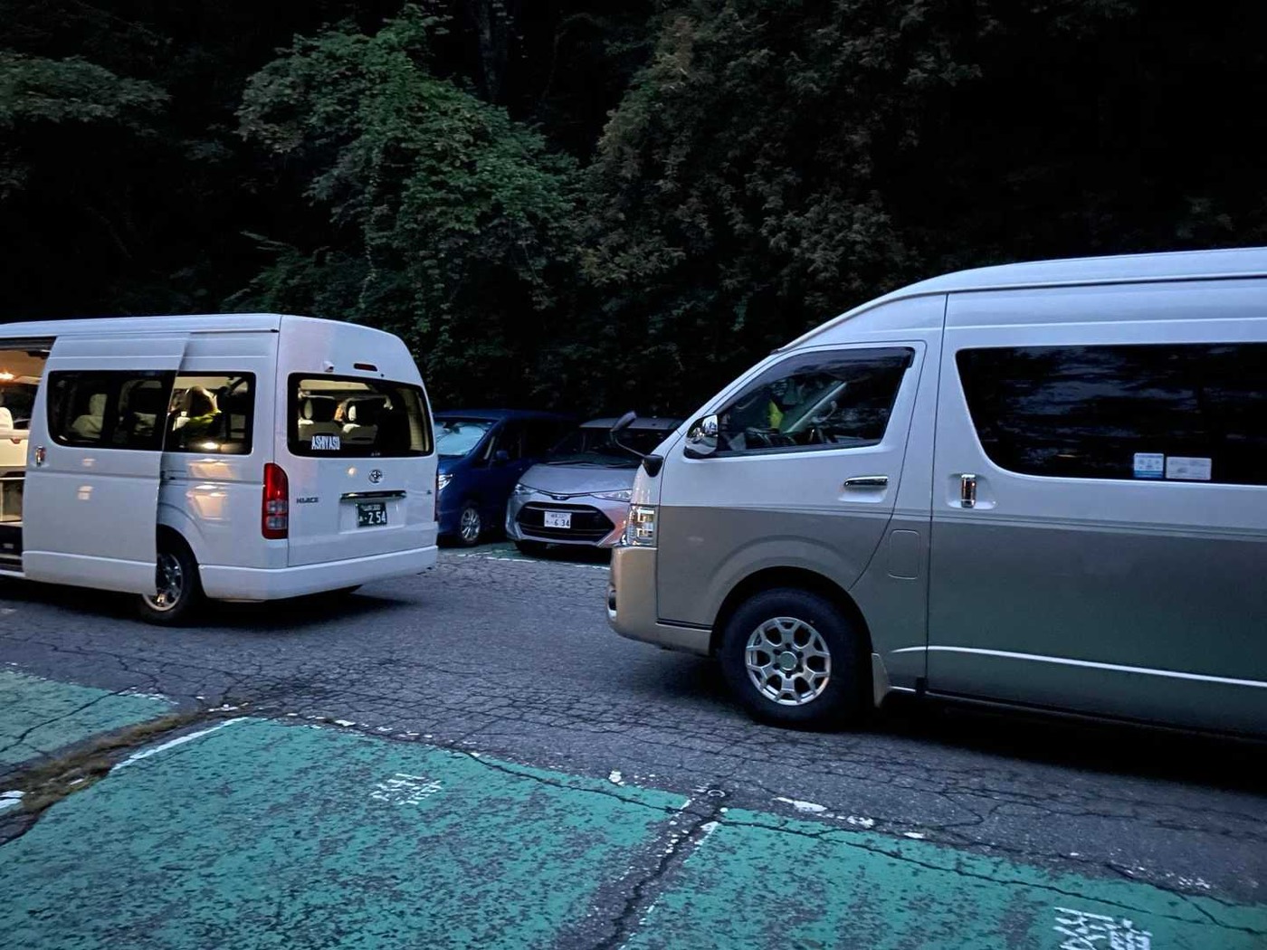 北岳 広河原 夜叉神ゲートが開くまで、駐車場でストレッチ。鳳凰三山へはこの夜叉神駐車場