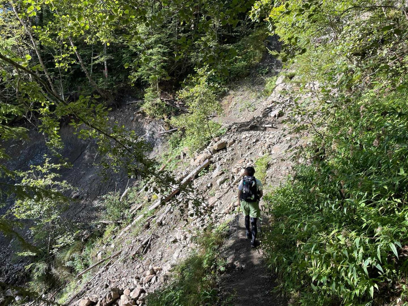 北岳 白根御池 崩落箇所は立ち止まらず、すばやく通過します