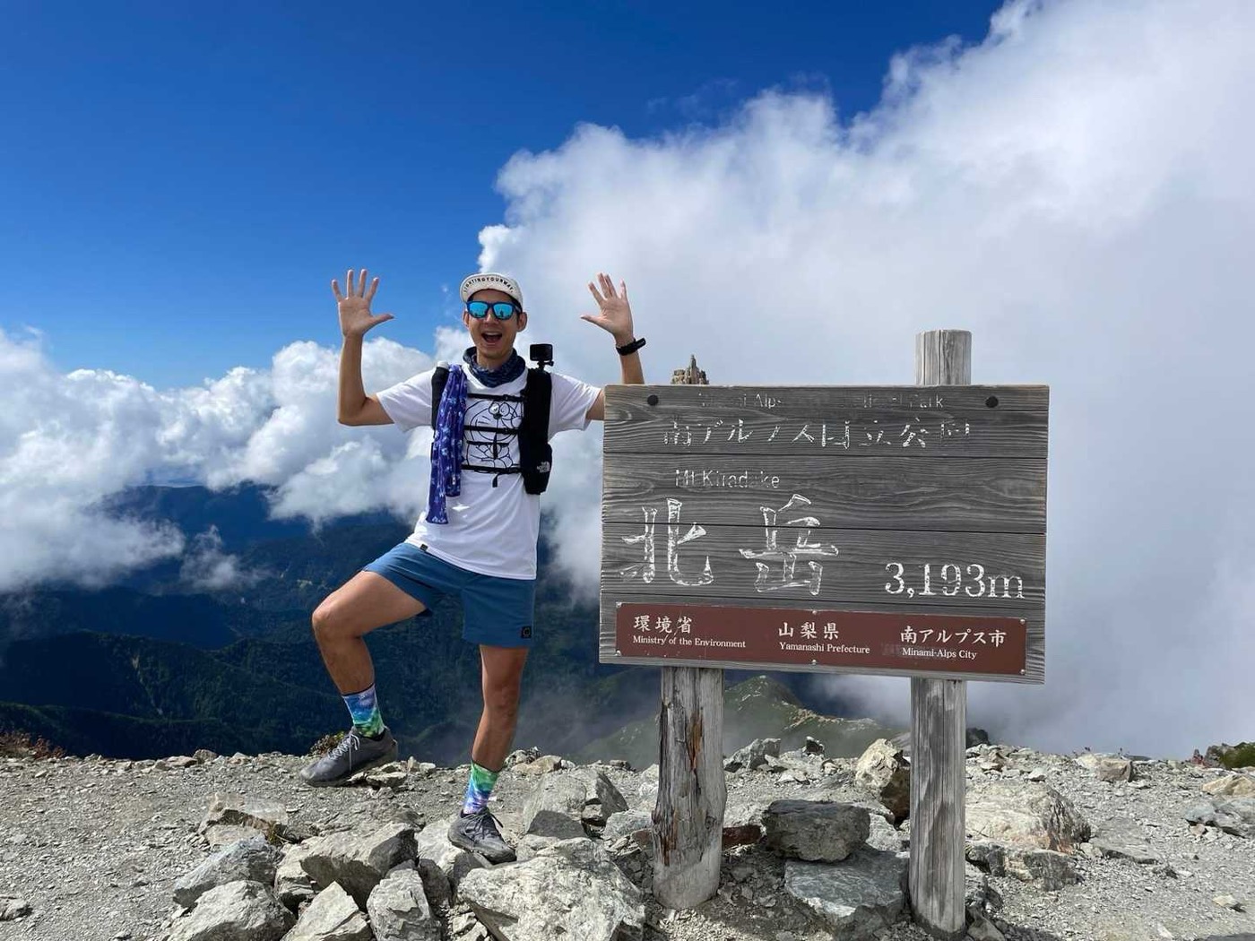 北岳 青空が覗いた瞬間に、恒例のイッチーポーズ