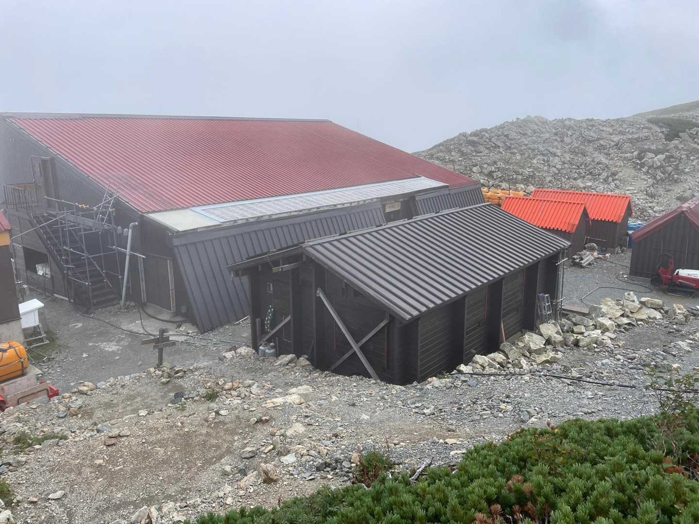 北岳 手前の建物は夏季営業の診療所