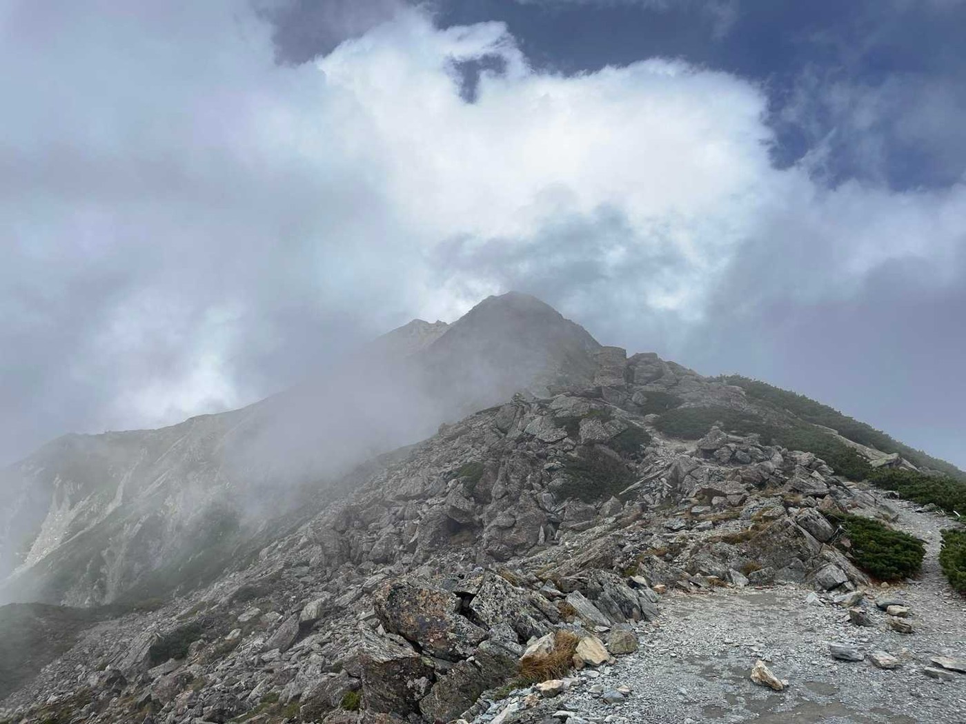 北岳 北岳方面の眺め。山頂は正面ではなく、少し左に見えているピークです