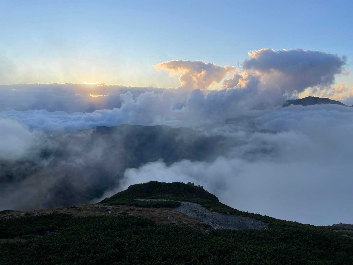 北岳 北岳肩の小屋 夕暮れどき。雲は多めでした