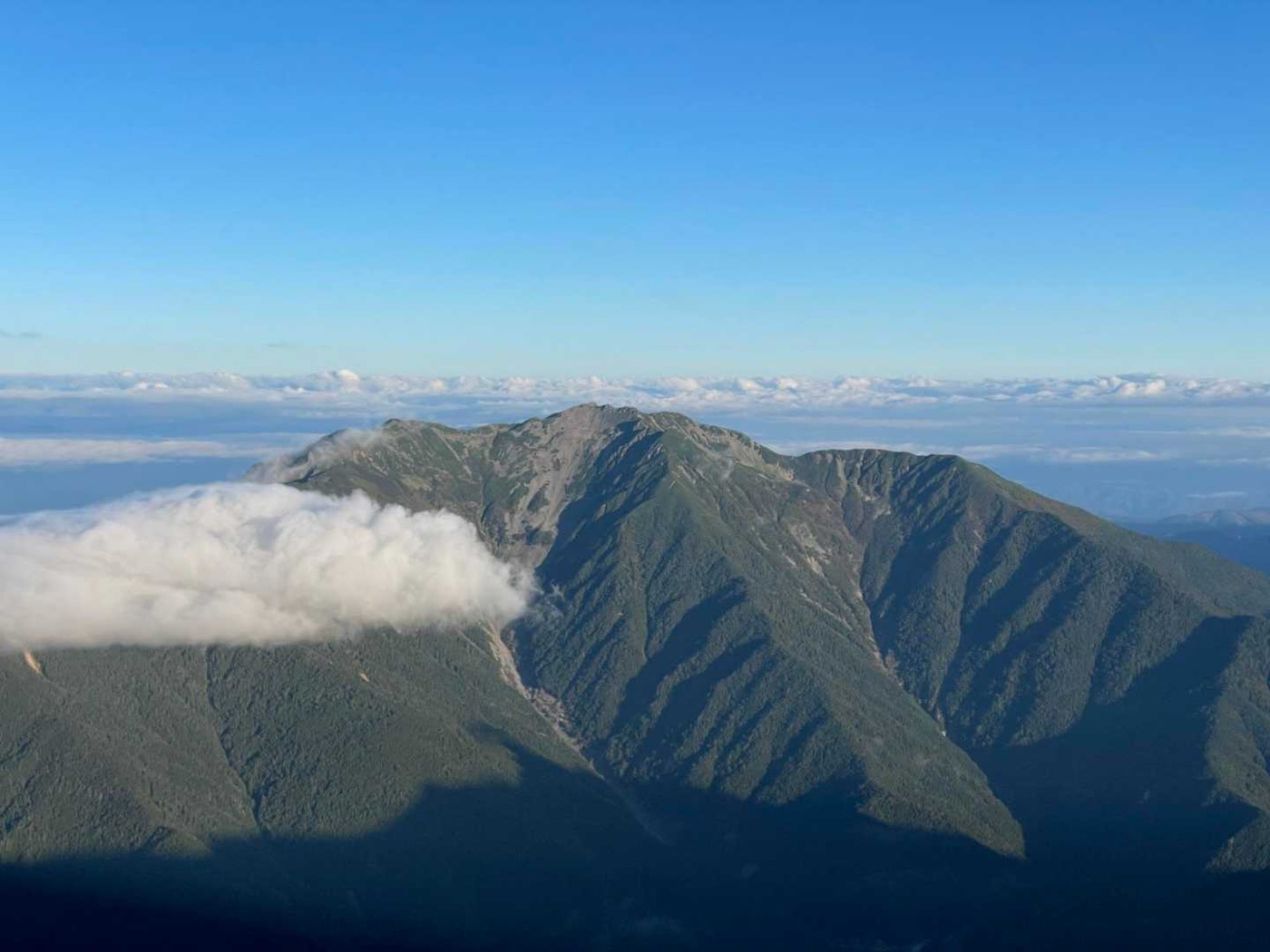 北岳 仙丈ヶ岳の奥は北アルプス方面。早くも雲の中でしょうか