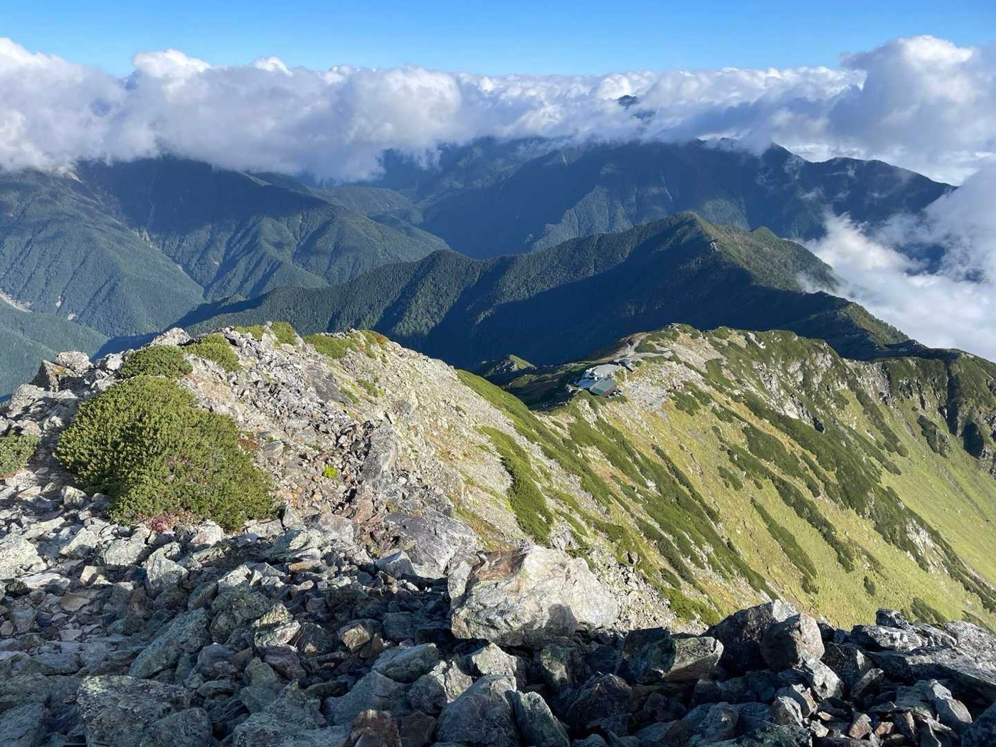 北岳 山頂でのんびりしたら下山開始。あっという間に雲がわいてきました