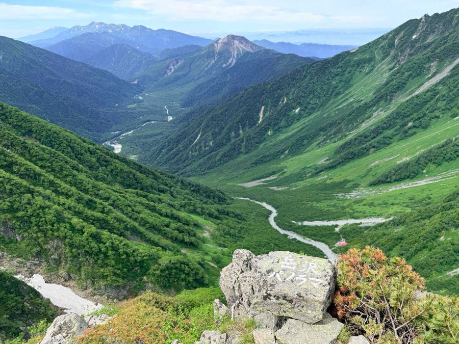 岳沢パノラマに到着。正面に焼岳(2,455m)、左手に乗鞍岳(3,026m)