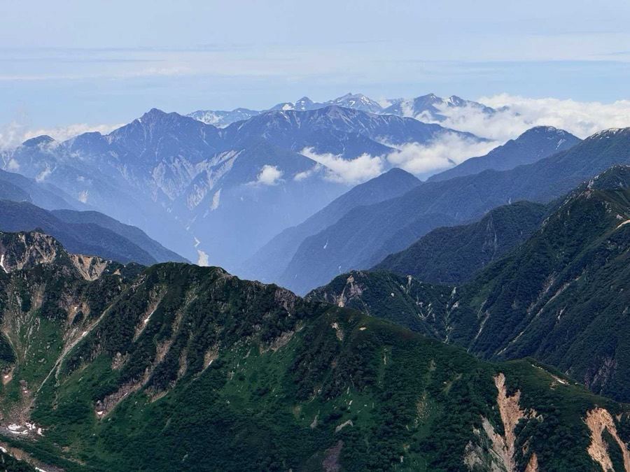 針ノ木岳(2,821m)・蓮華岳(2,799m)、奥に白馬岳(2,932m)