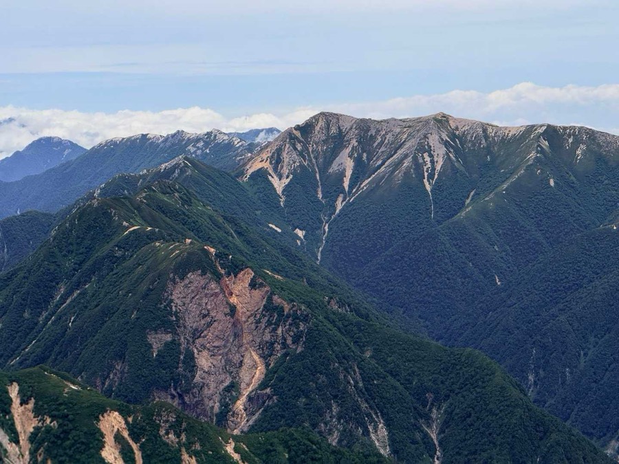 燕岳(2,763m)・大天井岳(2,922m)。手前は表銀座