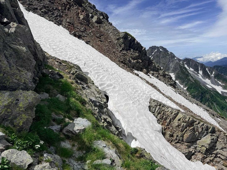 斜面に残る雪渓。登山道上に雪はもうない