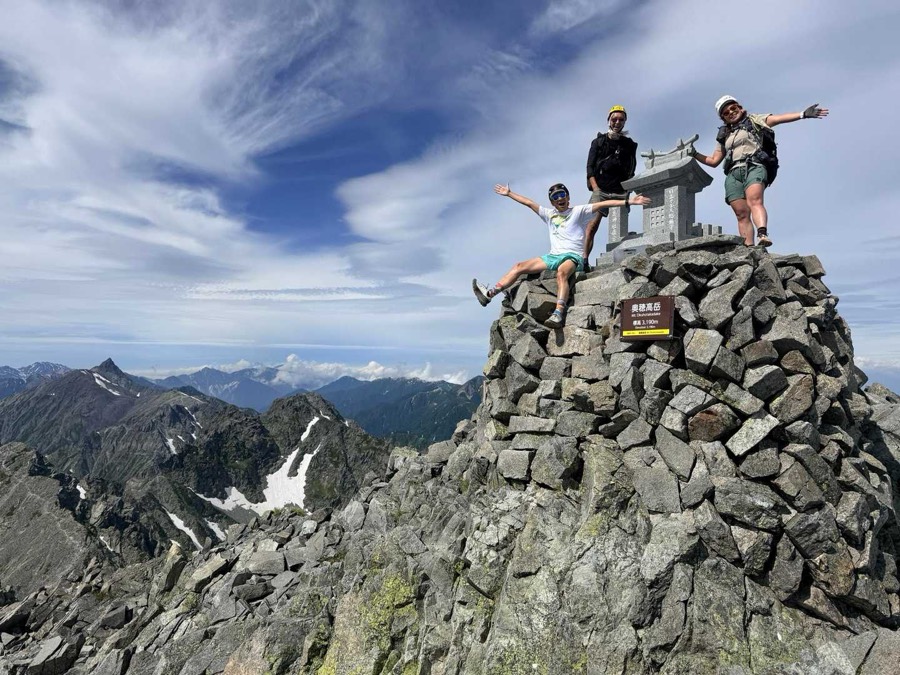 奥穂高岳に登頂(3,190m)。セルフタイマーでみんなと