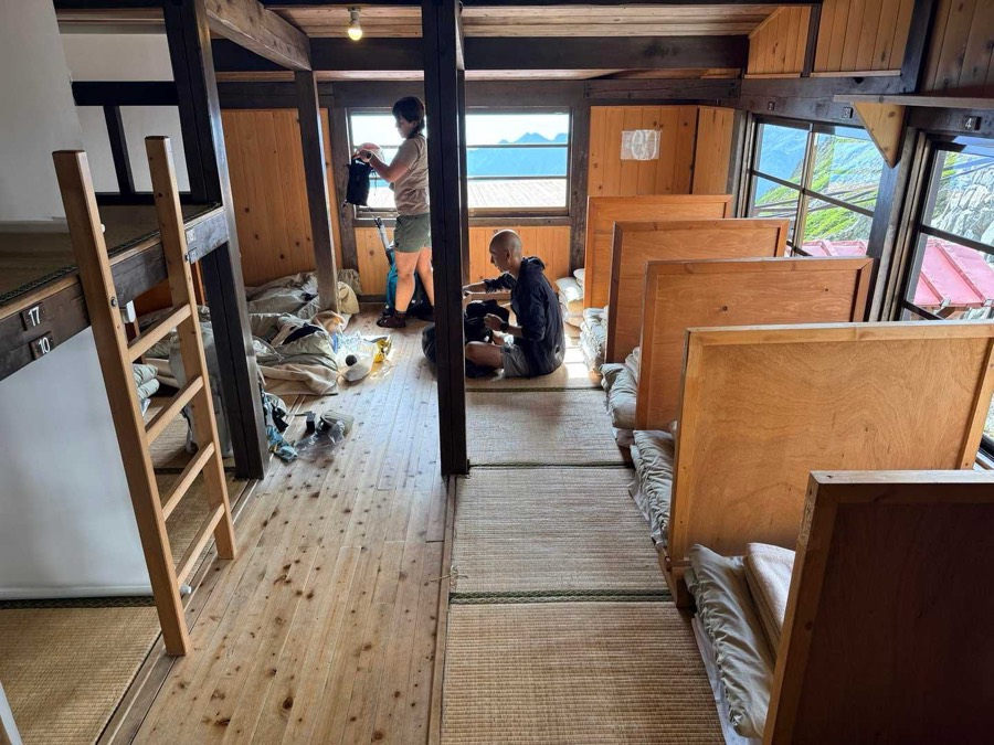 寝室の様子。1人ずつ簡易的に間仕切り。この部屋で20名が泊まる