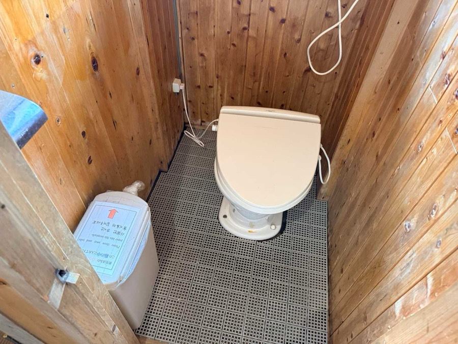 トイレは洋式(紙は目の前のゴミ箱へ)。稜線の山小屋ながら快適