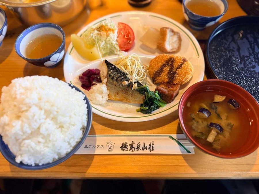夕食は鯖の塩焼き・コロッケ・ゆかりパスタ。ご飯と味噌汁はおかわり自由