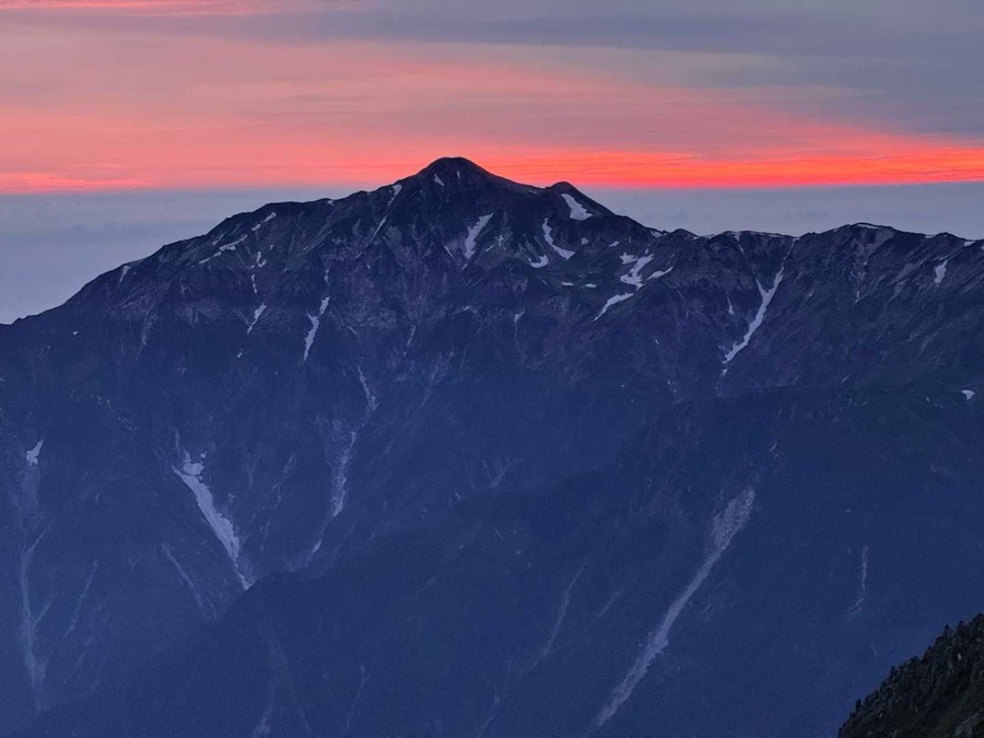笠ヶ岳(2,898m)と夕陽。日の入り直後のマジックアワー