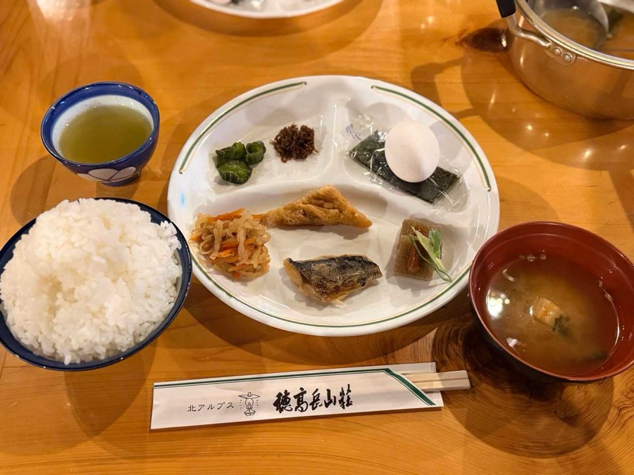 穂高岳山荘の朝食。また鯖だけど味付けは別