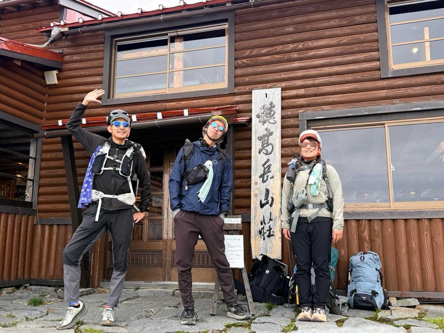 山荘前で集合写真。朝は風が強い