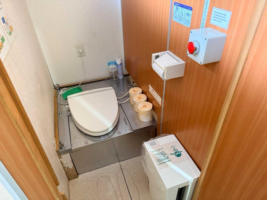 涸沢小屋のトイレは自己完結型のバイオトイレ