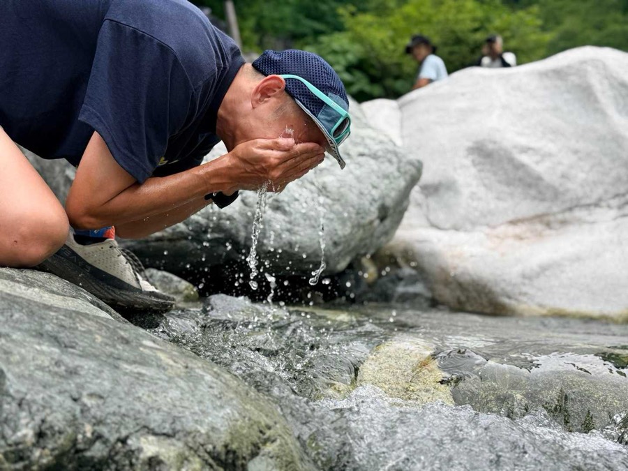 沢水で顔を洗う。目が覚める冷たさ