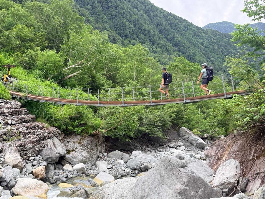 本谷橋。想像以上にゆらゆら揺れる