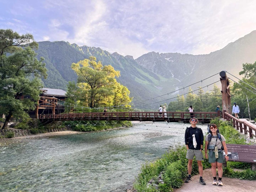 早朝の河童橋。ここから登る仲間と