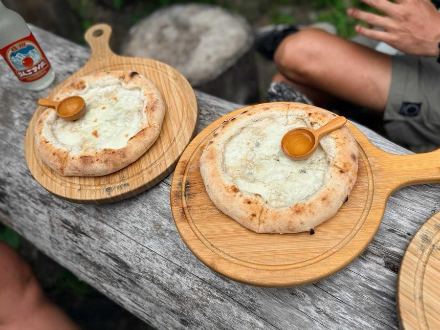 4種のチーズに安曇野産アカシア蜂蜜のピザ(1,930円)