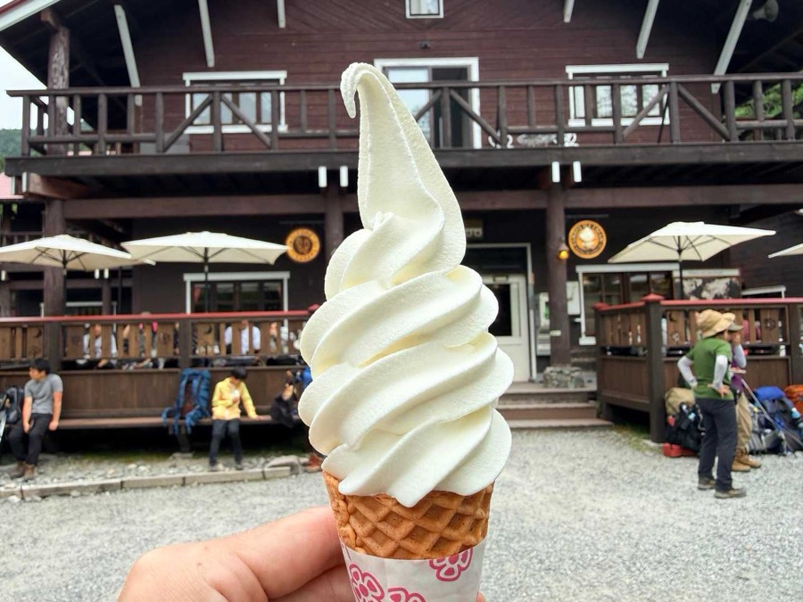徳澤園名物のソフトクリーム(500円)。苦労が報われる一杯
