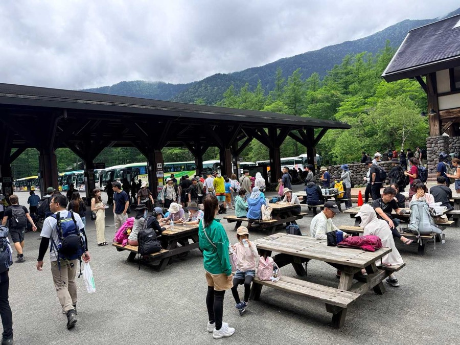 バスを待つ登山者や観光客。今年も夏がやってきました——おつかれさまでした!
