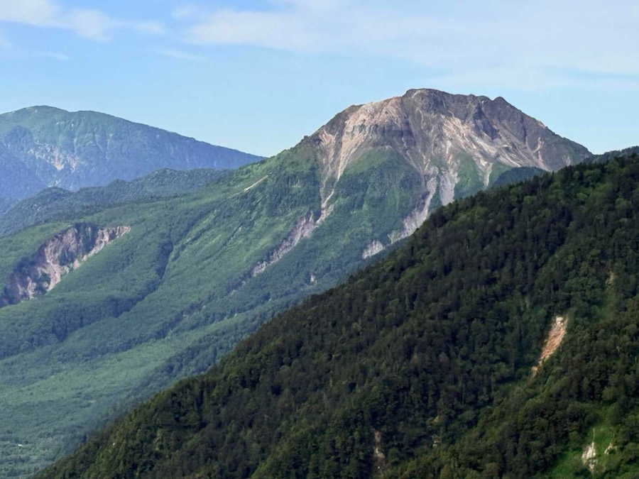 振り返れば焼岳(2,455m)がどーん