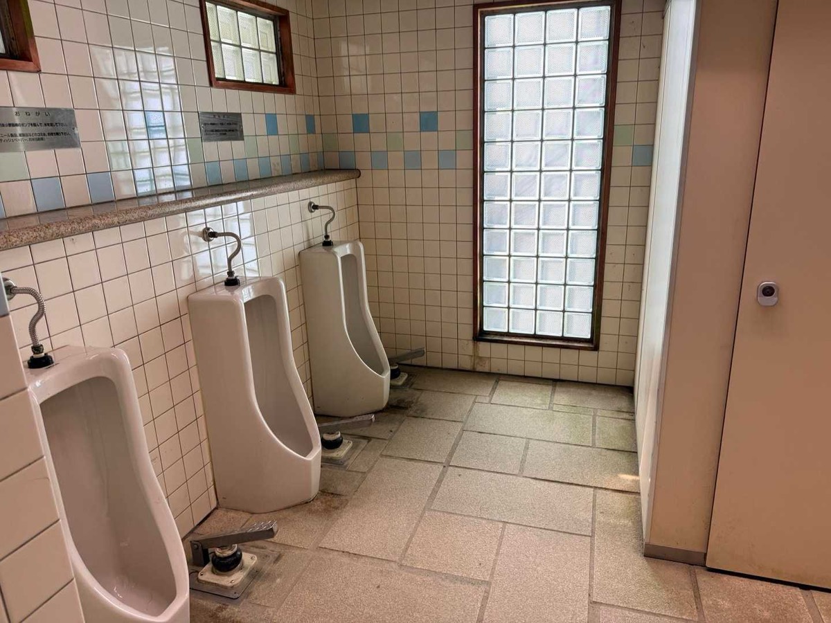 立山 雄山 一ノ越山荘前 公衆トイレの小便器 2026年7月24日撮影