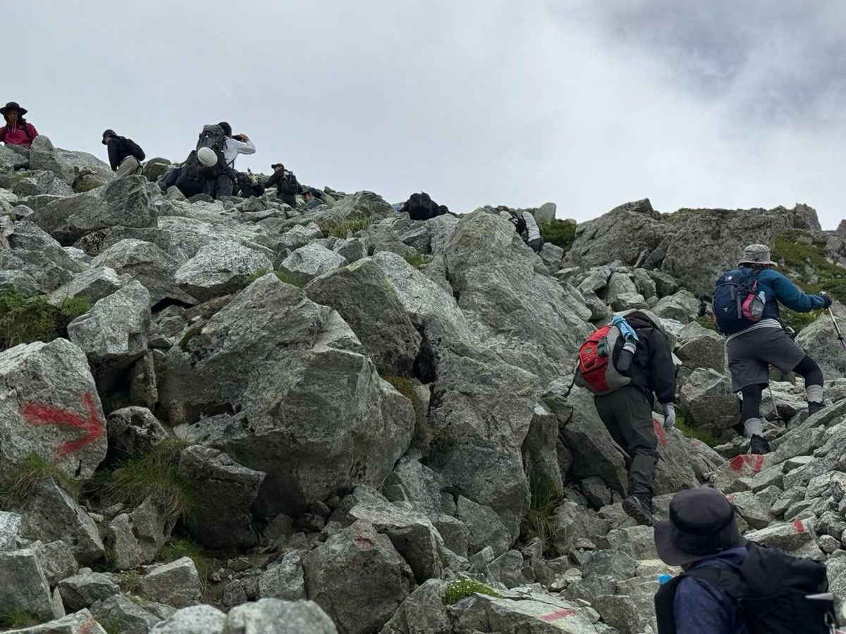 立山 雄山 雄山 ガレた急斜面の登り 2026年7月24日撮影