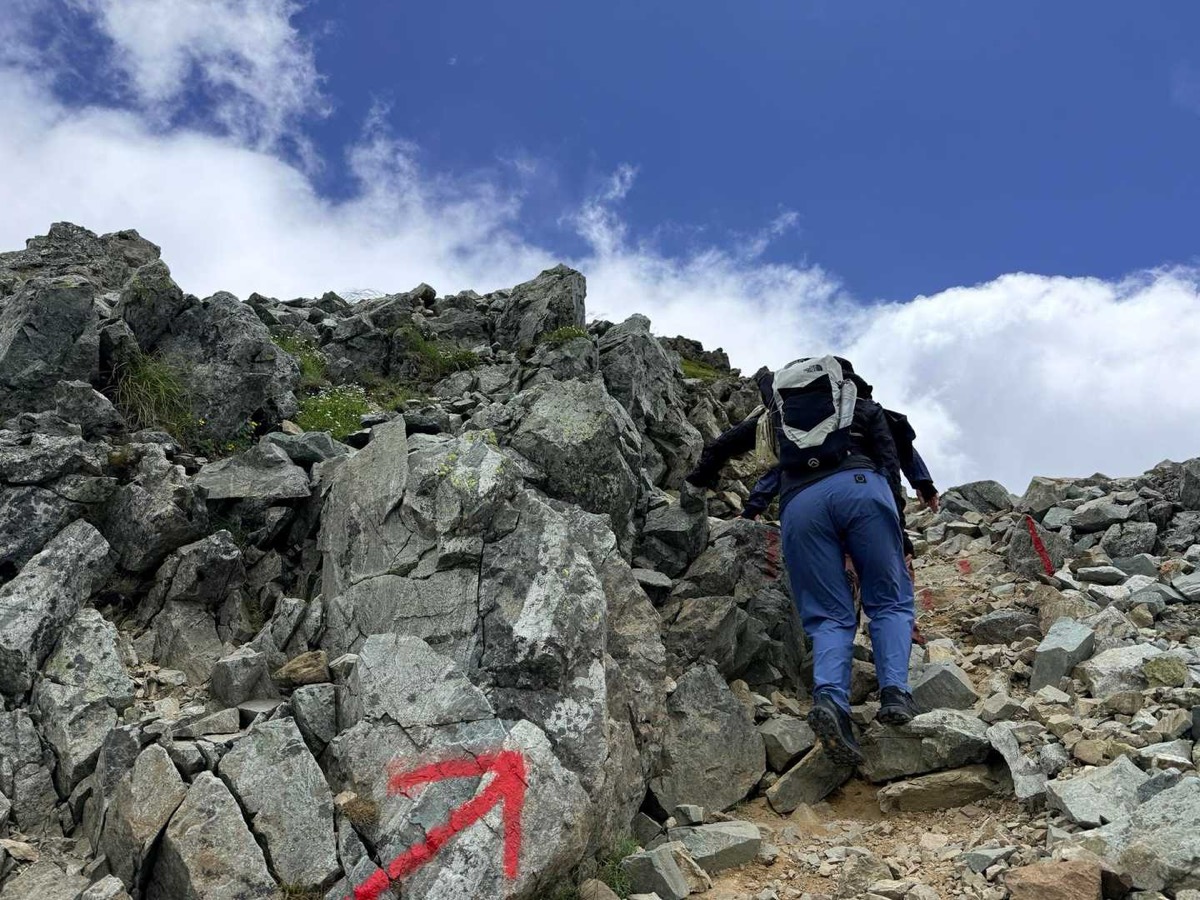 立山 雄山 雄山 稜線に流れるガスと青空 2026年7月24日撮影