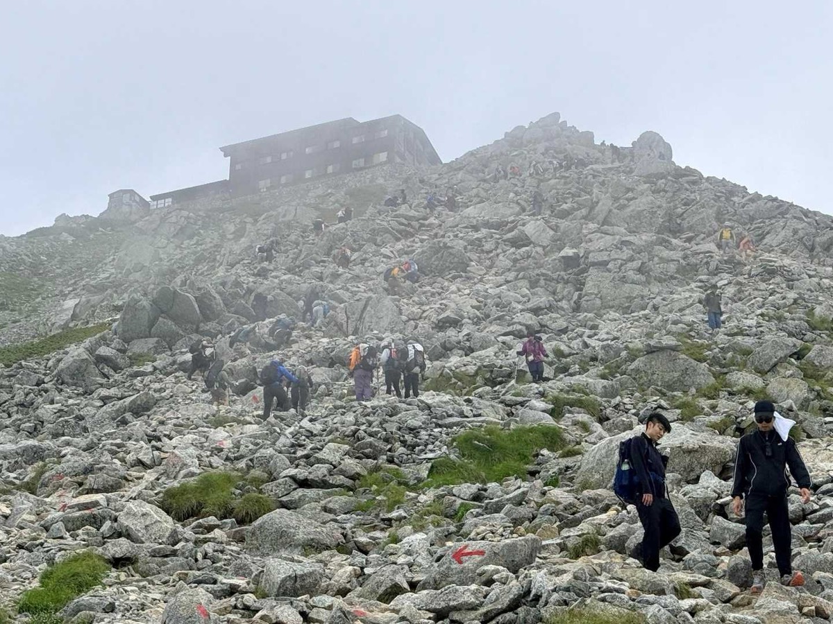 立山 雄山 雄山 山頂直下から見る社務所 2026年7月24日撮影
