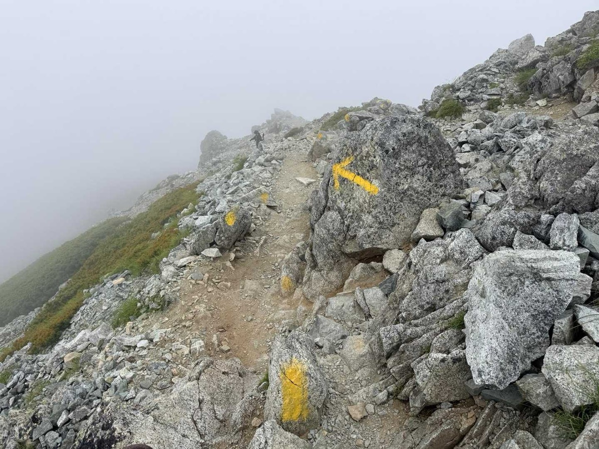 立山 雄山 雄山 下山ルートの黄色いマーキング 2026年7月24日撮影