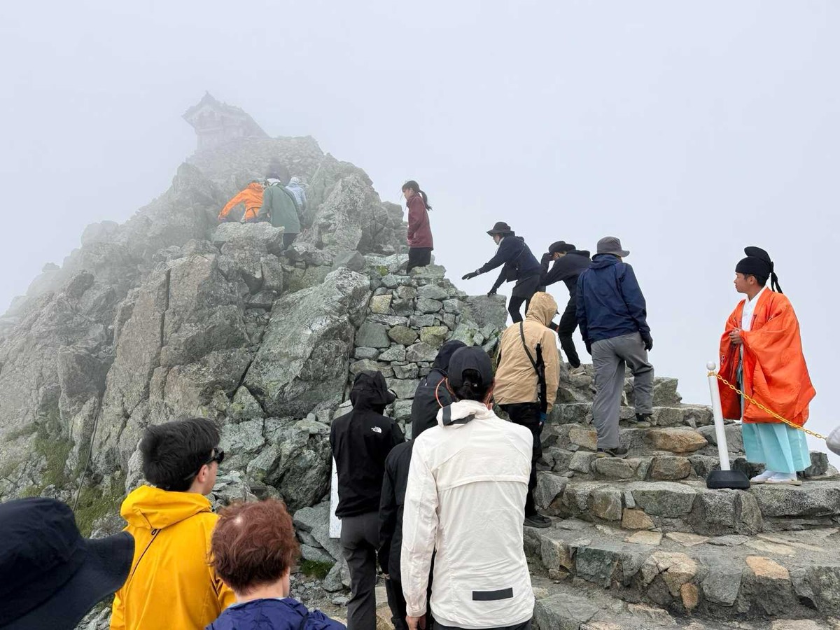 立山 雄山 山頂 峰本社へ向かう登拝の列 2026年7月24日撮影