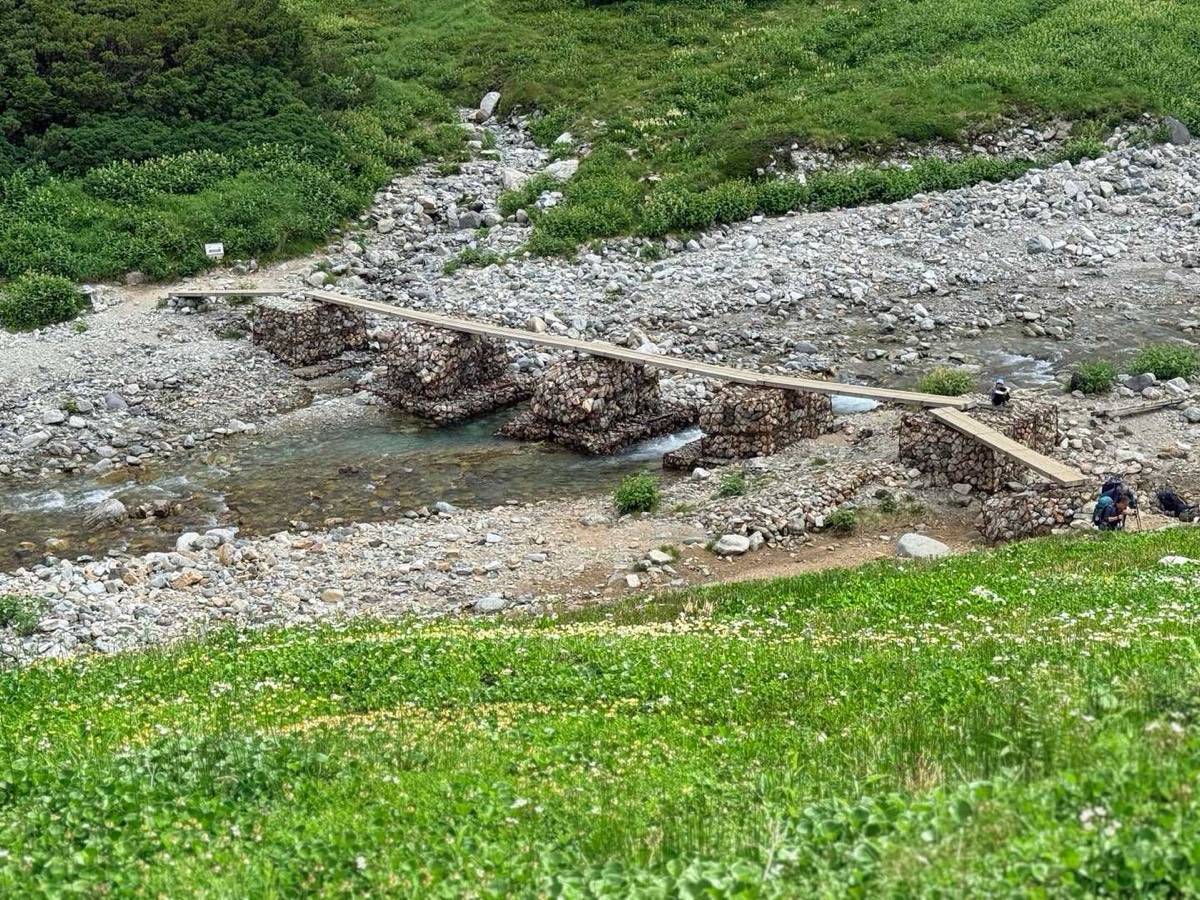 室堂 雷鳥沢キャンプ場 雷鳥沢にかかる橋を渡ります 2026年7月25日09:51
